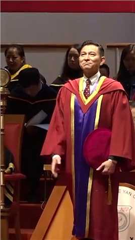 刘德华虽然年近六十，却一直在努力提升自我，并拿到香港大学荣誉博士，他能红几十年不是没有原因的，恭喜刘博士了