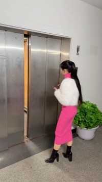  女朋友上电梯时超重真的很尴尬吧！_2
