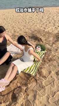 跟女友闺蜜配合一下藏在沙子里，给女朋友吓懵了！_2