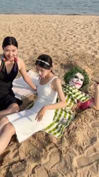 跟女友闺蜜配合一下藏在沙子里，给女朋友吓懵了！_3.